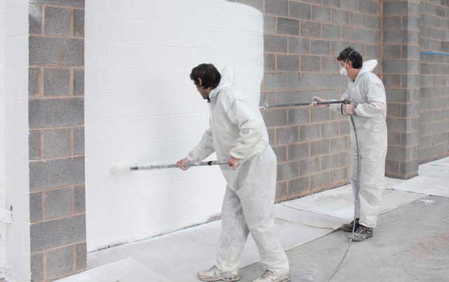 Как правильно покрасить бетонную стену