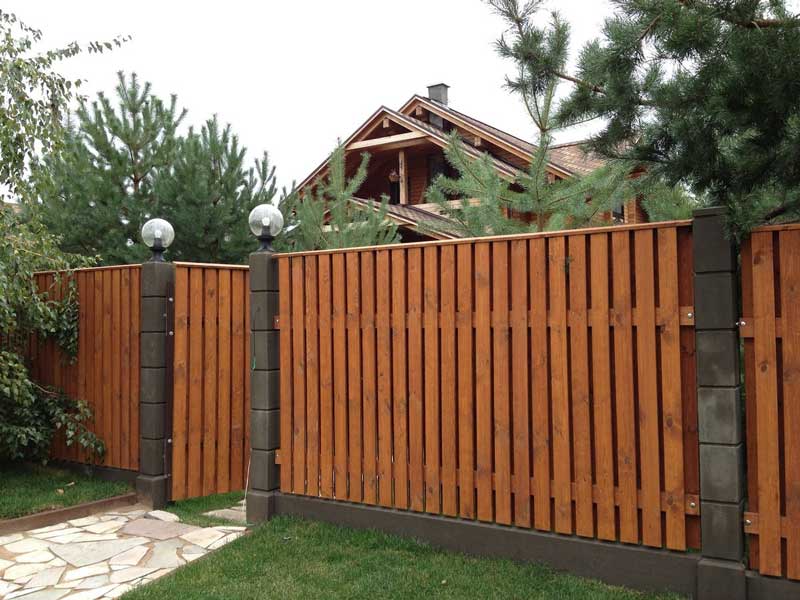 Как украсить забор на даче своими руками фото деревянный