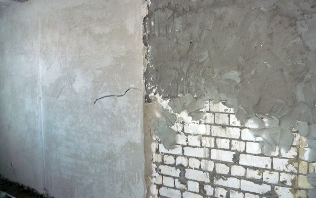 Чем оштукатурить стены в квартире под обои
