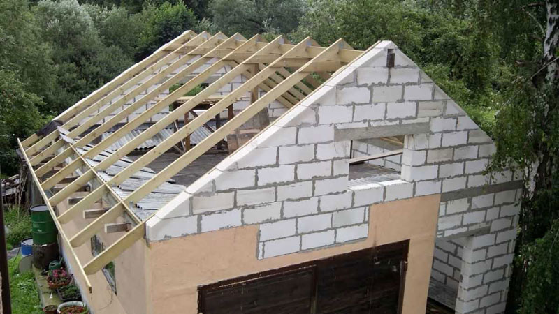 Как правильно сделать фронтон двухскатной крыши