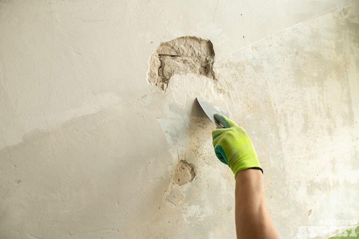 Как заделать дыру в стене внутри квартиры