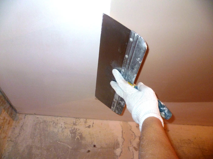 Как научиться шпаклевать потолок