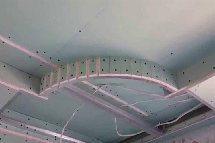 Криволинейный потолок из гипсокартона с подсветкой