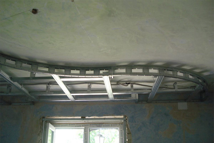 Криволинейный потолок из гипсокартона с подсветкой