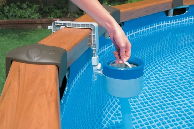 Скиммер для очистки воды в бассейне
